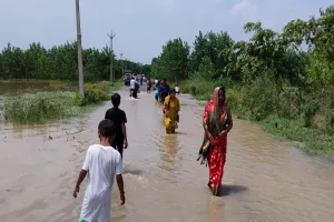 मुरादाबाद: भाई की कलाई न रहे सूनी...घुटने भर पानी पार कर पहुंची बहनें