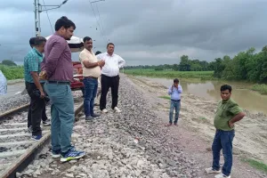 Gonda News : रेलवे निर्माण पर सवाल: पहली बारिश में बहा ट्रैक, संचालन बंद  