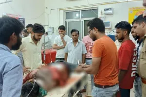 बदायूं: शहर के बीच युवक पर चाकू से जानलेवा हमला, हालत नाजुक