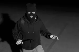 रामपुर: चोरों के शोर के बीच संदिग्ध अवस्था में घूम रहे दो युवकों को दबोचा