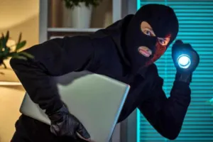 नशीली खीर खिला उड़ाए 50 लाख, बैंक उप प्रबंधक के घर से दंपती गिरफ्तार