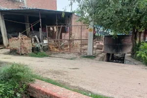 गांव की ज़मीन पर दबंगों का कहर!...रास्ता बंद, गेट लगा, जनता ग़ुस्से में, फिर भी प्रशासन खामोश!