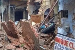 Bareilly: बारिश का कहर बरकरार...सुभाषनगर में गिरा पुराना जर्जर मकान