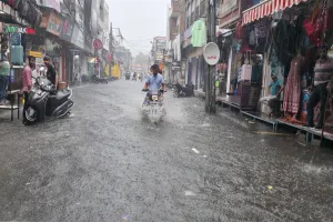 पीलीभीत: 10 एमएम बारिश में फेल हुआ शहर का ड्रेनेज सिस्टम...दुकानों और घरों में घुसा पानी 