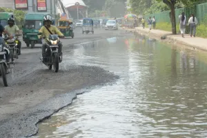 खराब सड़कों ने बढ़ाया हादसों का खतरा: रोजाना 30-40 लोग पहुंच रहे अस्पताल, जिम्मेदार बेपरवाह