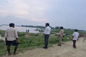 UP : नदियों में कम होने लगा पानी तो तटीय इलाकों में मिली राहत