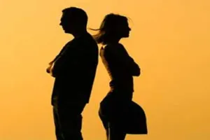 UP:पत्नी बोली पति से-तुम्हे छोड़ दूंगी लेकिन रील बनाना नहीं छोड़ूंगीं...टूटने की कगार पर था रिश्ता