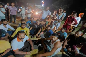 बदायूं : गोवंश को रौंदने वाले ट्रक चालक की पिटाई, राजमार्ग पर बजरंग दल ने किया हंगामा