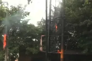 Bareilly : डूडा दफ्तर के पास धमाके के साथ फटा ट्रांसफार्मर...आग लगने से सड़क पर अफरा-तफरी