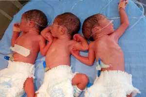 Bareilly: जिला महिला अस्पताल में गूंजी तीन किलकारियां...महिला ने ट्रिप्लेट बच्चों को दिया जन्म