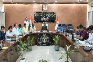 बरेली-मुरादाबाद खंड शिक्षक चुनाव...डीएम ने राजनीतिक दलों के प्रतिनिधियों संग की बैठक