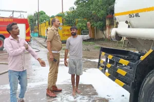 ट्राला की टक्कर से डीजल टैंकर में लीकेज, समय रहते टला बड़ा हादसा