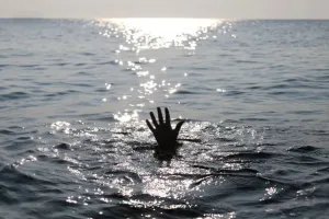 बदायूं : गांव में भरे बाढ़ के पानी में डूबकर बच्चे की मौत