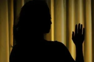 लखनऊ : स्पा सेंटर के नाम पर देह व्यापार में धकेलने का आरोप, कई युवतियां पहुंची थाने, हिन्दू महासभा ने किया प्रदर्शन