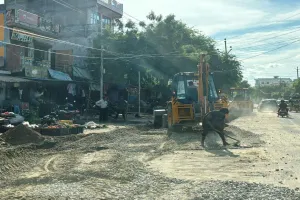 Bareilly : बीसलपुर रोड चौड़ीकरण...धूल का गुबार, चौपट कर रहा कारोबार