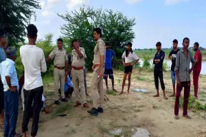 पीलीभीत: मछली पकड़ने गया युवक नदी में डूबा, गोताखोरों की मदद से तलाश