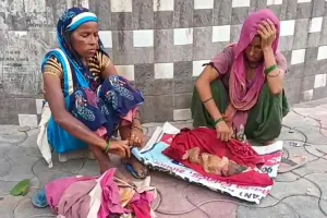 नवजात का शव कलेक्ट्रेट में लेकर पहुंची मां...पुलिस वाले धक्के से गर्भ में शिशु की मौत का आरोप