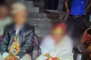 UP में अजब इश्क का गजब अंजाम: झाड़ियों में पकड़ा गया नाबालिग जोड़ा, फिर ग्रामीणों ने करा दी शादी...बाल कल्याण समिति ने तोड़ा रिश्ता