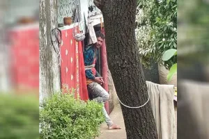 UP : पत्नी और प्रेमी ने मिलकर पति को बांध कर पीटा, चाकुओं से गोदा हाथ