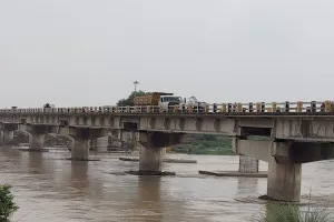 UP : खतरे के निशान पर पहुंची कोसी नदी, 209 मीटर पहुंचा जलस्तर