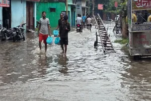 UP : पीलीभीत में मूसलाधार बारिश के बाद बाढ़ जैसे हालात, बिजली गिरने से एक मौत