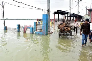 बाढ़ में फंसी ज़िंदगी, राहत लेकर पहुंचे मंत्री नन्दी : हर संभव मदद का भरोसा, बोले-अकेले नहीं हैं आप