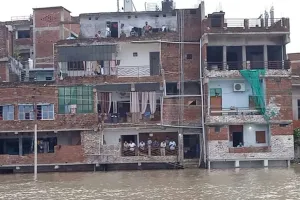 गंगा-यमुना का प्रलय : प्रयागराज जलमग्न, लाखों की आबादी प्रभावित...तस्वीरों में दिखी बेबसी और परेशानी  