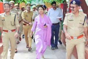 लखीमपुर खीरी : जिला कारागार का औचक निरीक्षण करने पहुंचे डीएम-एसपी, बंदियों से लिया फीडबैक