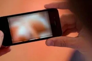 UP: रोजगार सेवक की घिनौनी हरकत, लड़की के नग्न फोटो किए वायरल...अब FIR