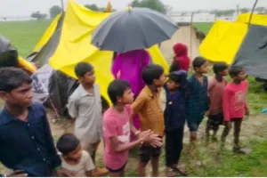 बांदा में बाढ़ पीड़ितों से बेहिसाब बेरुखी...तहसील आइए, फोटो खिंचवाइए, तभी मिलेगी पूड़ी