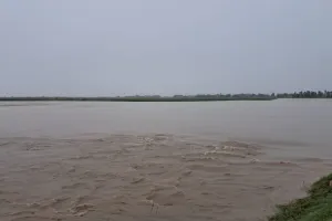 UP : बाढ़ में बहे दो मकान और कई झोपड़ियां, कछला गंगा खतरे के निशान से ऊपर