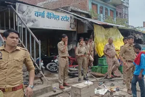 दुकानदारों में चले लाठी-डंडे, पथराव से दहशत : दुकानदारों में चले लाठी-डंडे, पथराव से दहशत