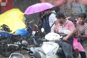 बाराबंकी में रातभर बरसे बादल, दिनभर गुल रही बिजली लोग परेशान