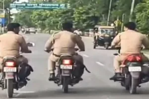 UP : वर्दी में बिंदास सवारी...वीडियो वायरल हुआ तो लोगों ने पूछा-इनका चालान कौन काटेगा ?