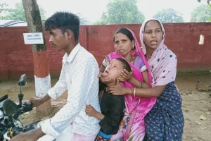 बुखार से तपता बच्चा… एक घंटे तक एंबुलेंस का इंतजार, थककर बाइक से ले गए परिजन