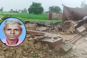 बदायूं: बारिश के दौरान गिरा मकान...किसान की मलबे में दबकर मौत, पत्नी व बेटा घायल