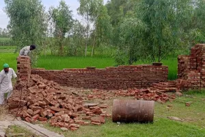 Moradabad : बिना अनुमति हो रहा था मस्जिद का निर्माण, विरोध के बाद पुलिस ने तुड़वाया