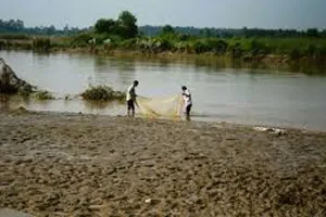 Moradabad : बाढ़ से फसलों के नुकसान का सर्वे अधर में, डीएम ने लगाई फटकार