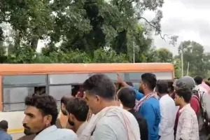 Bareilly: हाफिजगंज के पास खंती में घुसी बस...सवार 69 यात्रियों में मची चीख-पुकार