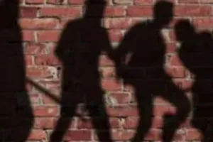 रामपुर: मजदूरी करके लौट रहे दो लोगों को चोर समझकर ग्रामीणों ने पीटा