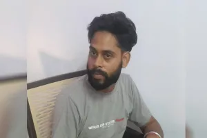 Moradabad : बिजली विभाग का पेट्रोलमैन रिश्वत लेते गिरफ्तार, लिपिक फरार