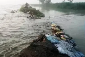 UP : बझेड़ा का तटबंध टूटने से करोड़ों की परियोजना को नुकसान