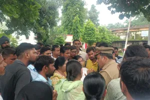 लखीमपुर खीरी: लव जिहाद मामले में पुलिस की ढिलाई पर कोतवाली में हंगामा 