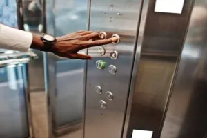 शॉपिंग मॉल की लिफ्ट में डेढ़ घंटे तक फंसा कर्मचारी, सांस लेने में होने लगी थी परेशानी