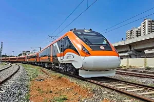 UP: बरसात में रेलवे ट्रैक भी पानी-पानी...वंदे भारत समेत कई ट्रेनों की रफ्तार पर ब्रेक