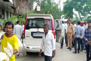 लखीमपुर खीरी : जिला अस्पताल के इमरजेंसी गेट पर दो पक्ष भिड़े, जमकर मारपीट