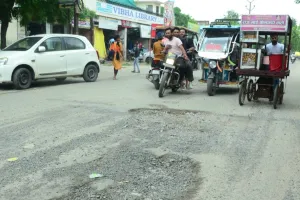 स्मार्ट सिटी में गड्ढों का साम्राज्य, सड़क पर हर सफ़र बन रहा हादसे का सफ़र