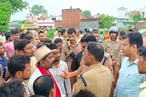 लखीमपुर खीरी: अवैध झोपड़पट्टी हटाने के आश्वासन पर थमा हंगामा, 24 घंटे बाद हुआ अंतिम संस्कार