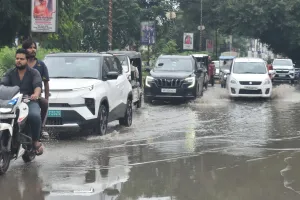 Bareilly: तीन दिन से हो रही बारिश में कई जगह नाले उफान पर...सड़के बन गईं तालाब