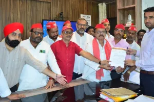 88 वार्डों की सड़कों पर 5000 गड्ढे, कई इलाकों में दूषित पानी : सपा ने नगर आयुक्त को सौंपा ज्ञापन